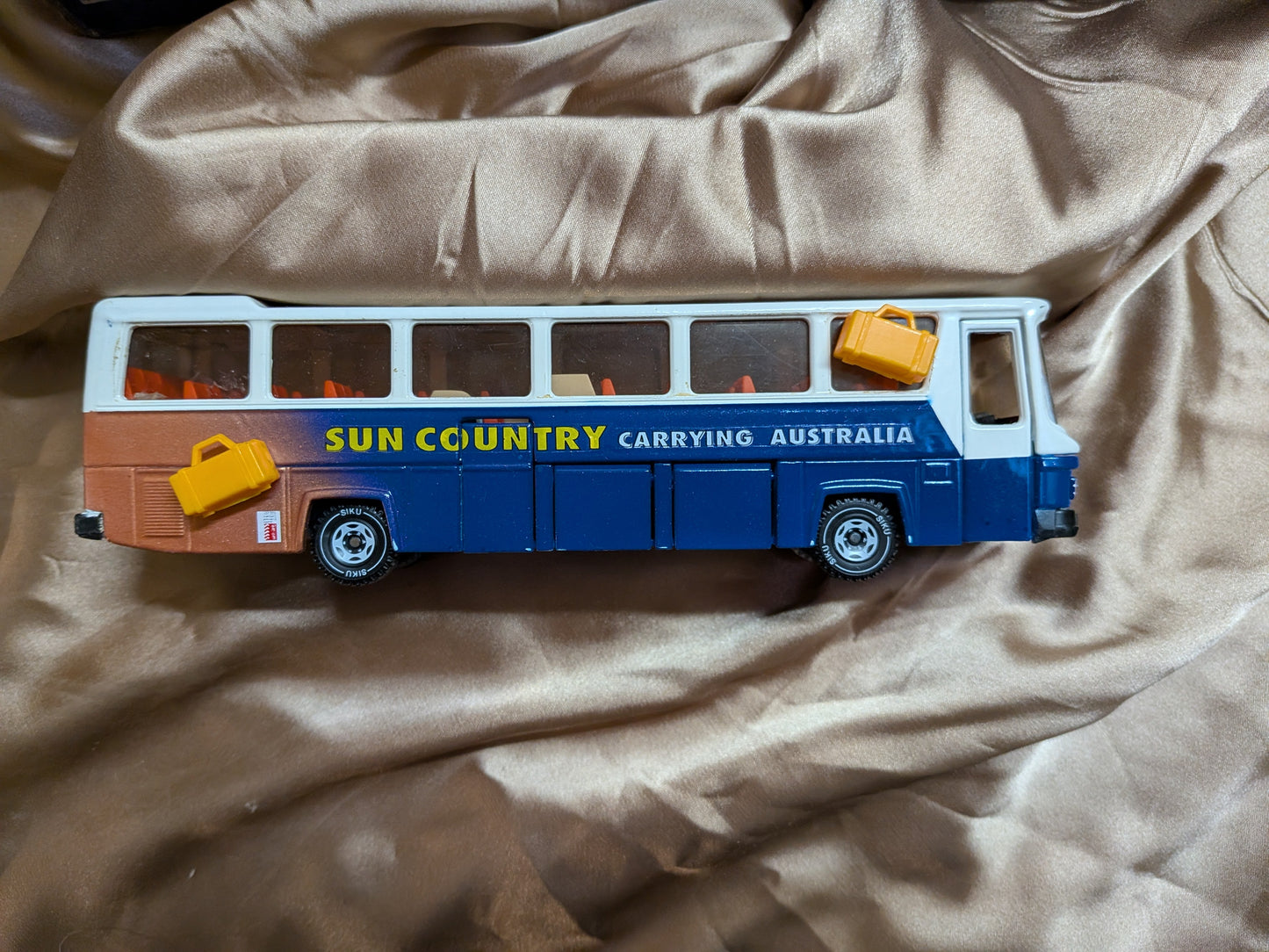 Siku Sun Country Carrying Australia Bus with Luggage