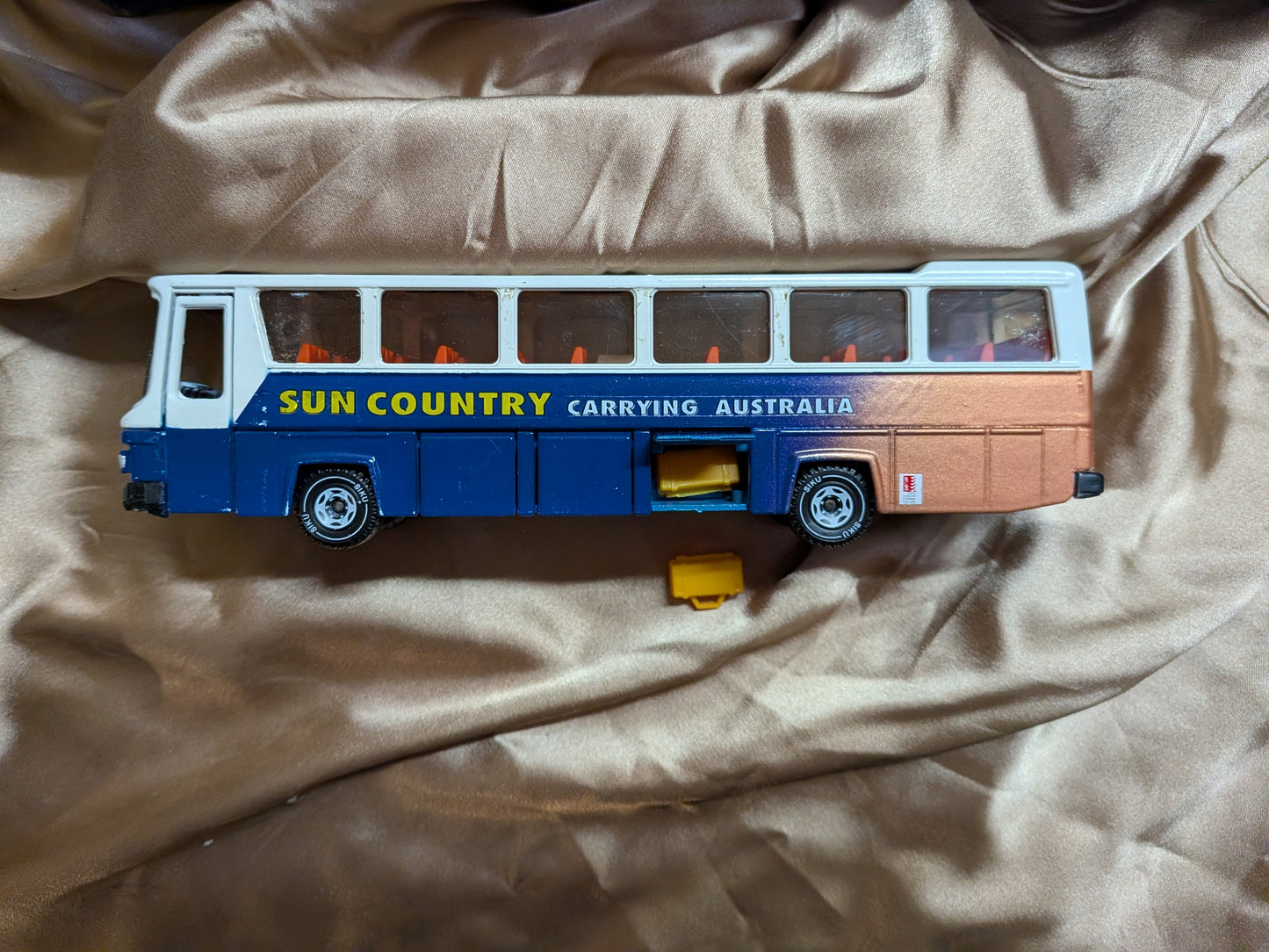 Siku Sun Country Carrying Australia Bus with Luggage